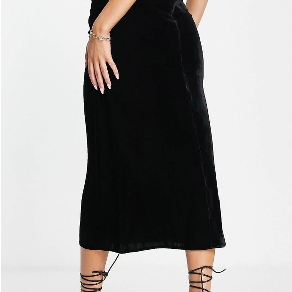 ASOS Design velvet midi skirt in black - Picture 3 of 4